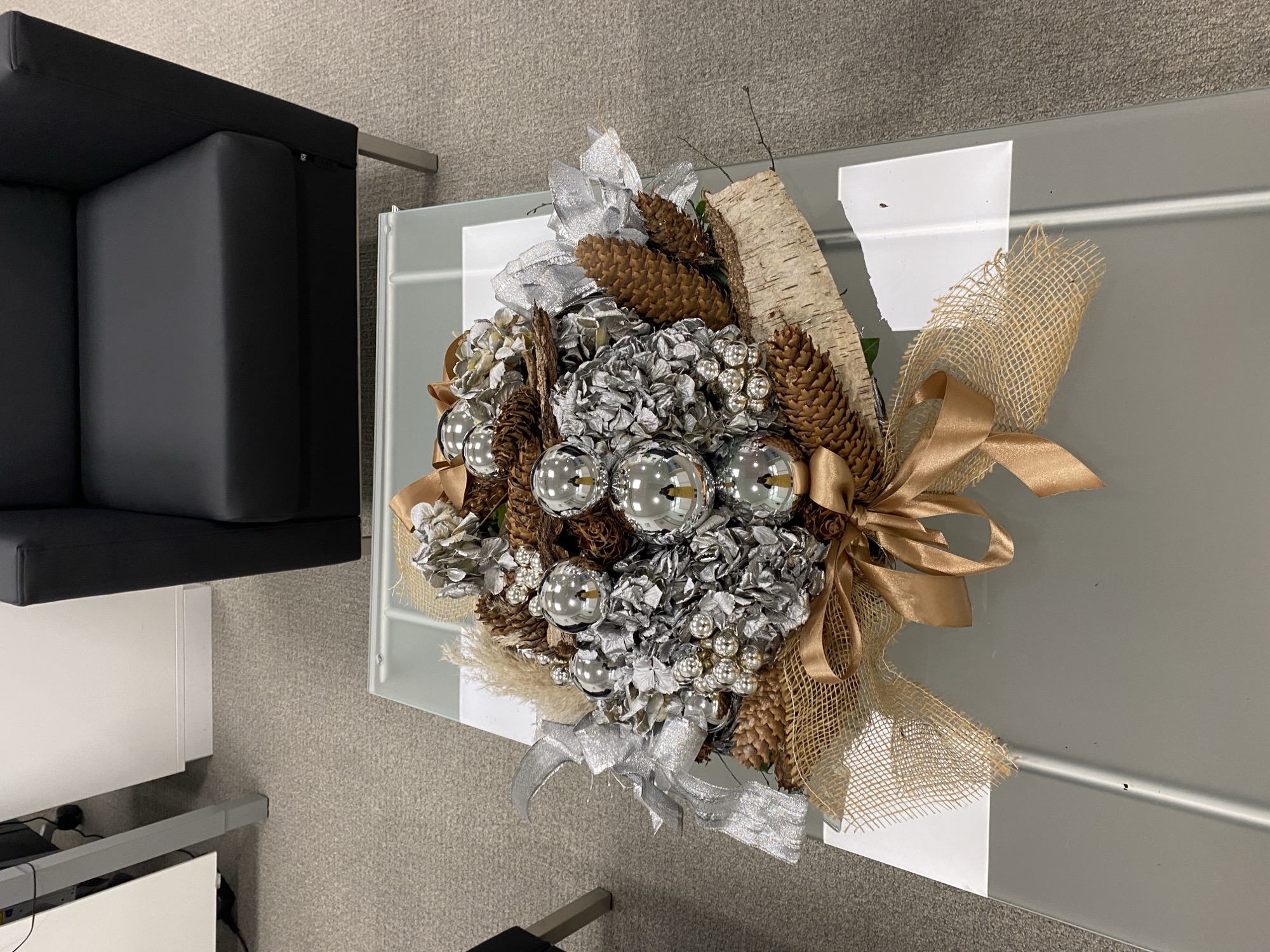 Arrangement floral elegant dans un bureau professionnel