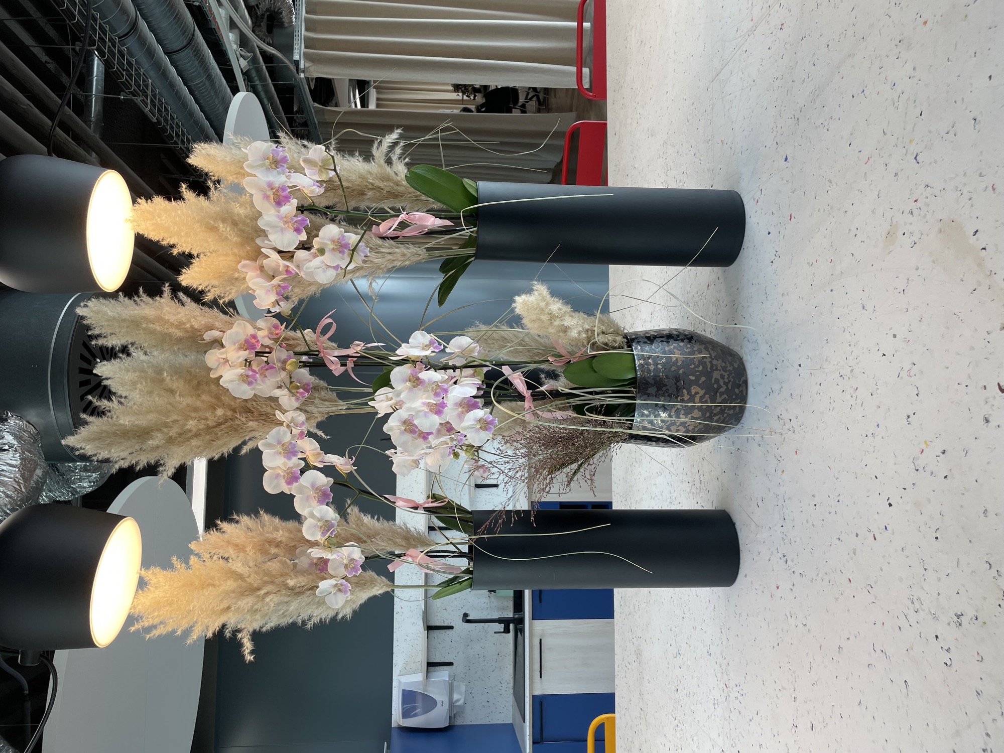 Bouquet de fleurs fraiches dans un interieur elegant