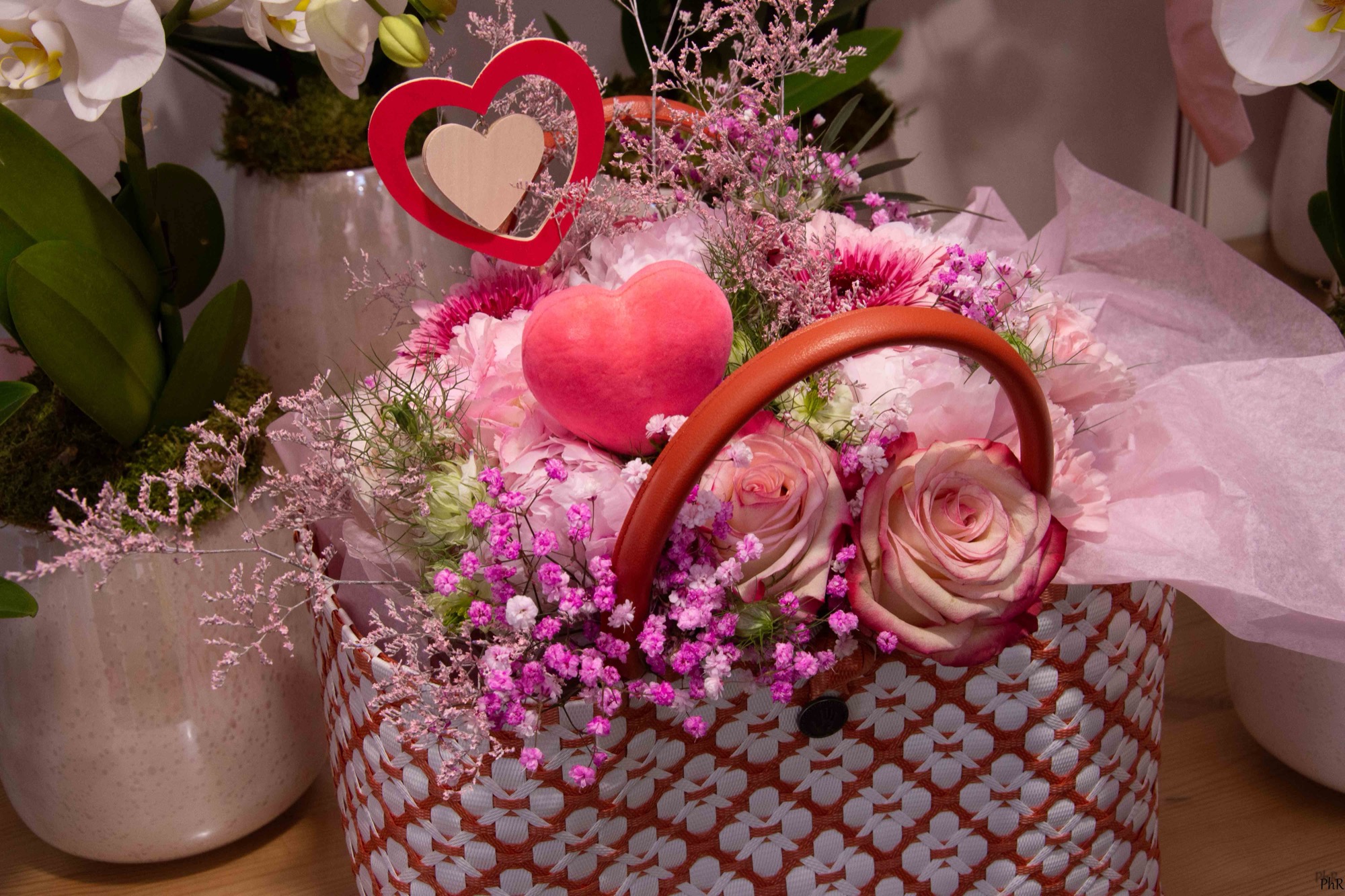 Composition florale professionnelle dans un espace d'accueil