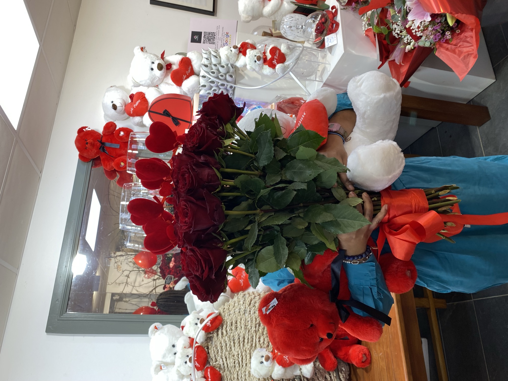 Bouquet de fleurs fraiches dans un interieur chaleureux